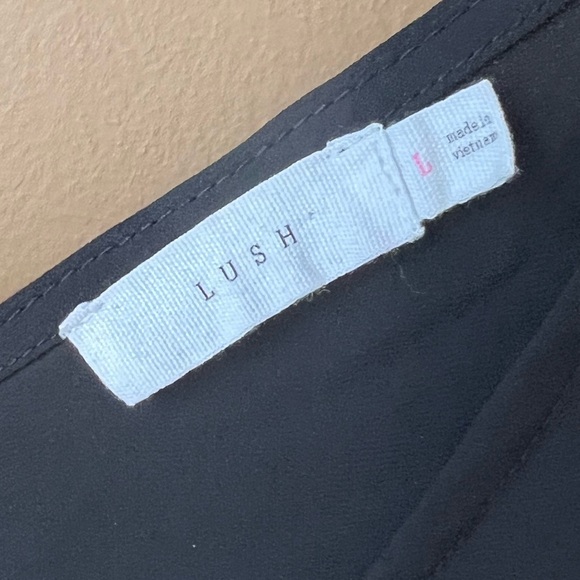 LUSH Elegant Black Women's Cold Shoulder Top Size Large Flowy Date Night - Picture 3 of 4